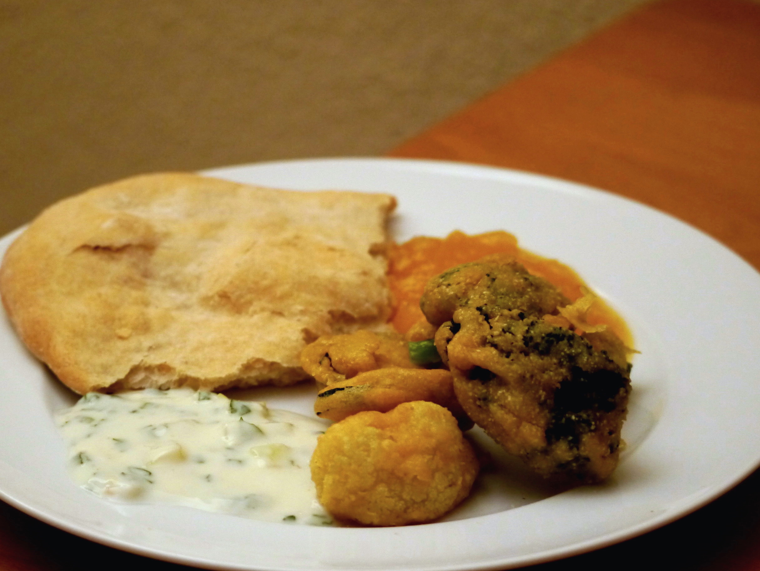 Vegane indische Gemüse-Pakoras mit selbstgemachtem Naan und Chutneys ...